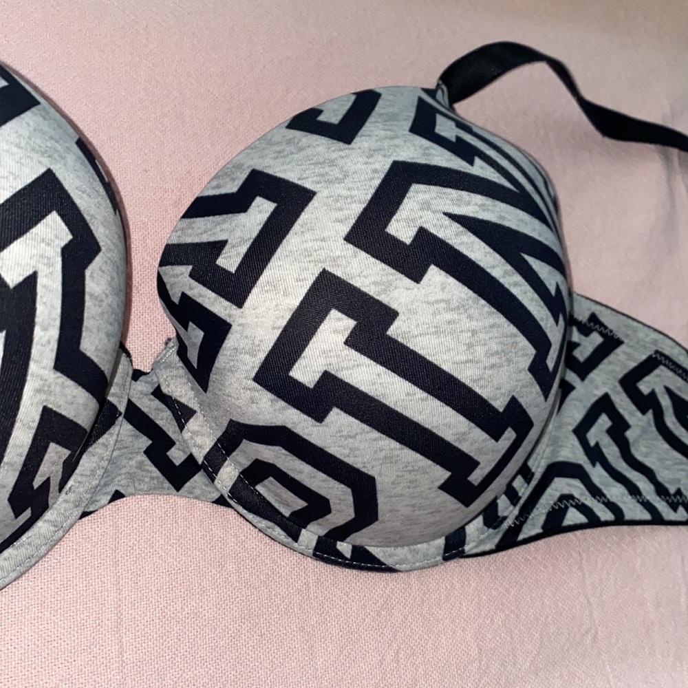 VS Bra :) - Picture 2 of 4